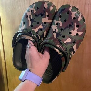 Green camo crocs m8 w10